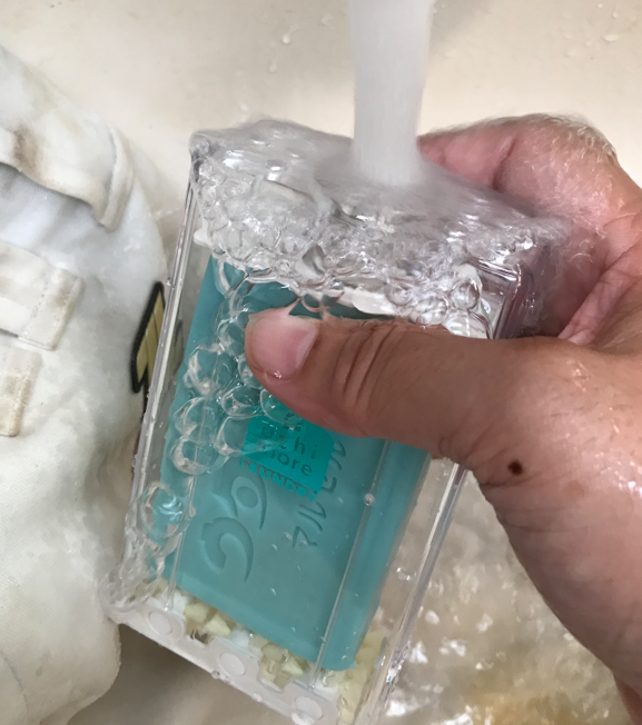 ケースに水を入れます